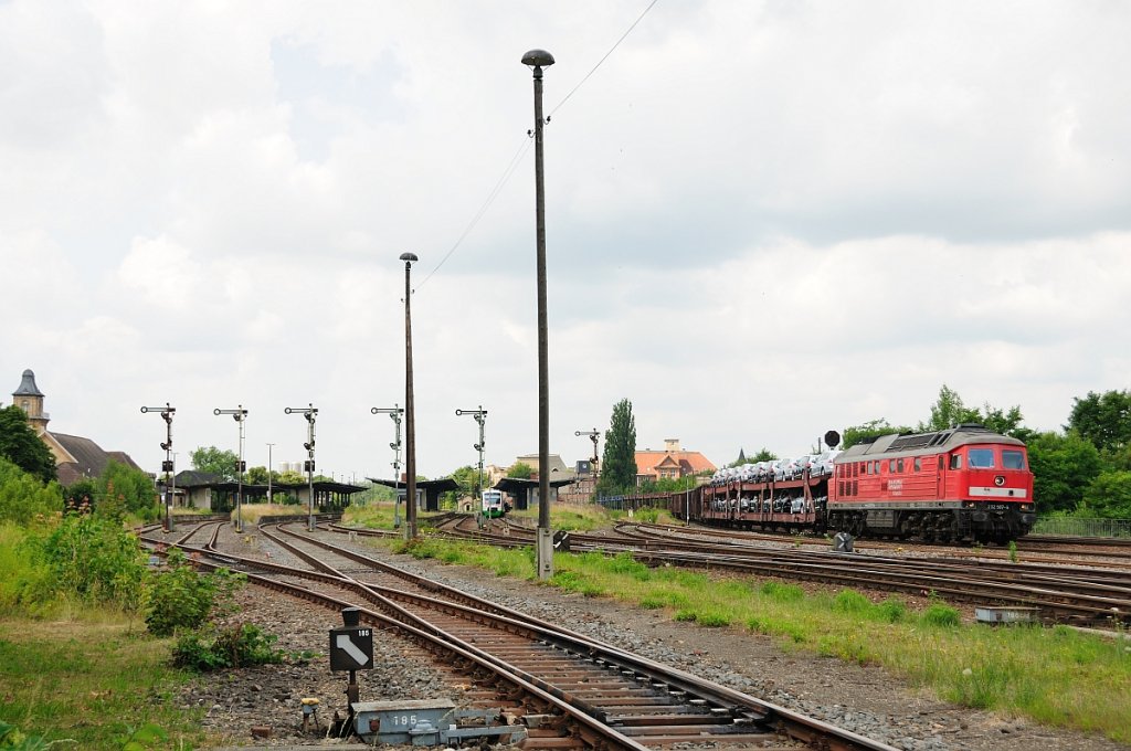 DB 232 587-6 mit dem umgeleiteten EZ 52520 von Zwickau (Sachs) Hbf nach Leipzig Engelsdorf, am 13.07.2013 bei der Durchfahrt in Zeitz. (Foto: Torsten Barth)