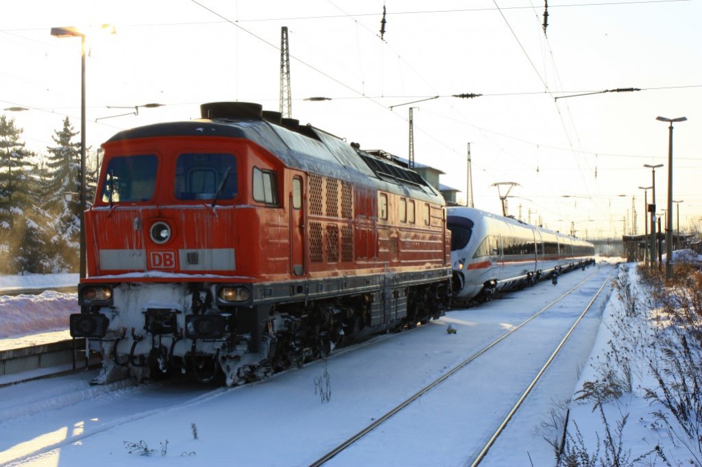 DB 233 288-0 im ICE-Abschleppdienst, wegen der massiven Schneef�lle, in Naumburg Hbf; 02.12.2010 (Foto: Torsten Wierig)