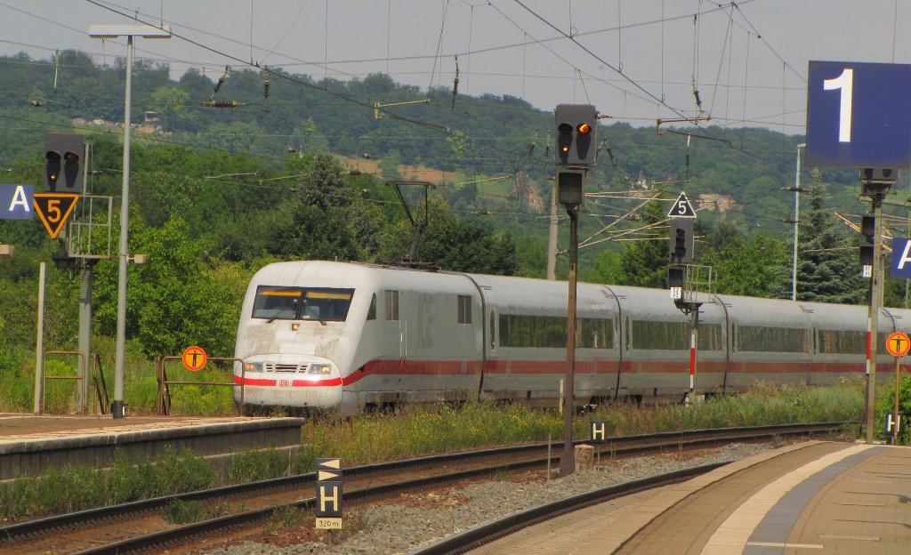 DB 401 002-1  Flensburg  als umgeleiteter ICE 375 von Berlin Hbf (tief) nach Basel SBB, am 18.07.2013 bei der Einfahrt zum Betriebshalt in Naumburg Hbf.
