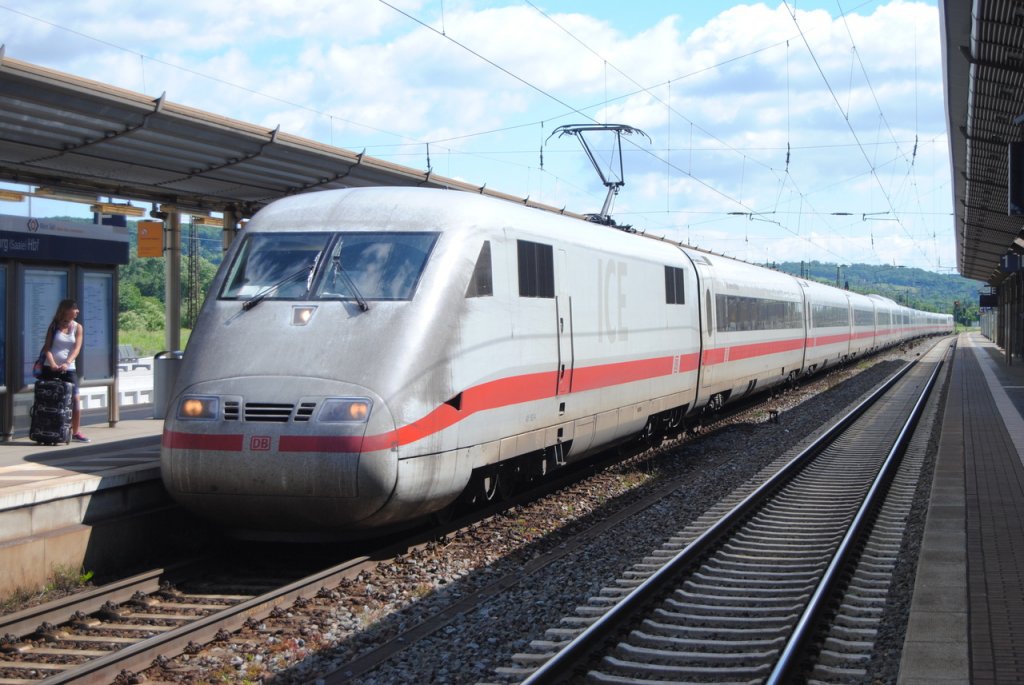DB 401 062-5  Geisenheim/Rheingau  als ICE 279 von Berlin Hbf (tief) nach Basel SBB, am 21.06.2013 in Naumburg Hbf. Der Zug war als Hochwasserumleiter unterwegs und verkehrt eingentlich �ber Hannover. Er hielt nur in Naumburg Hbf f�r den Personalwechsel. (Foto: dampflok015)
