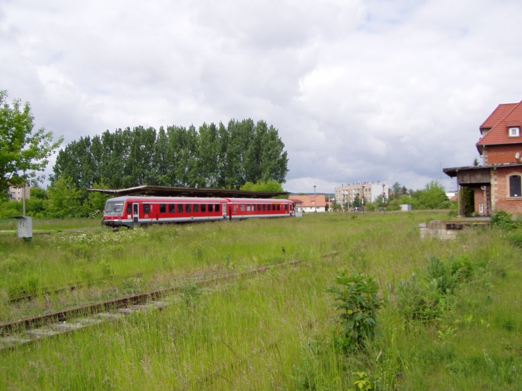 DB 628 345-0 als RB am 05.06.2006 von Naumburg Hbf in Richtung Nebra im Bahnhof Laucha. (Foto: Mario Fliege)