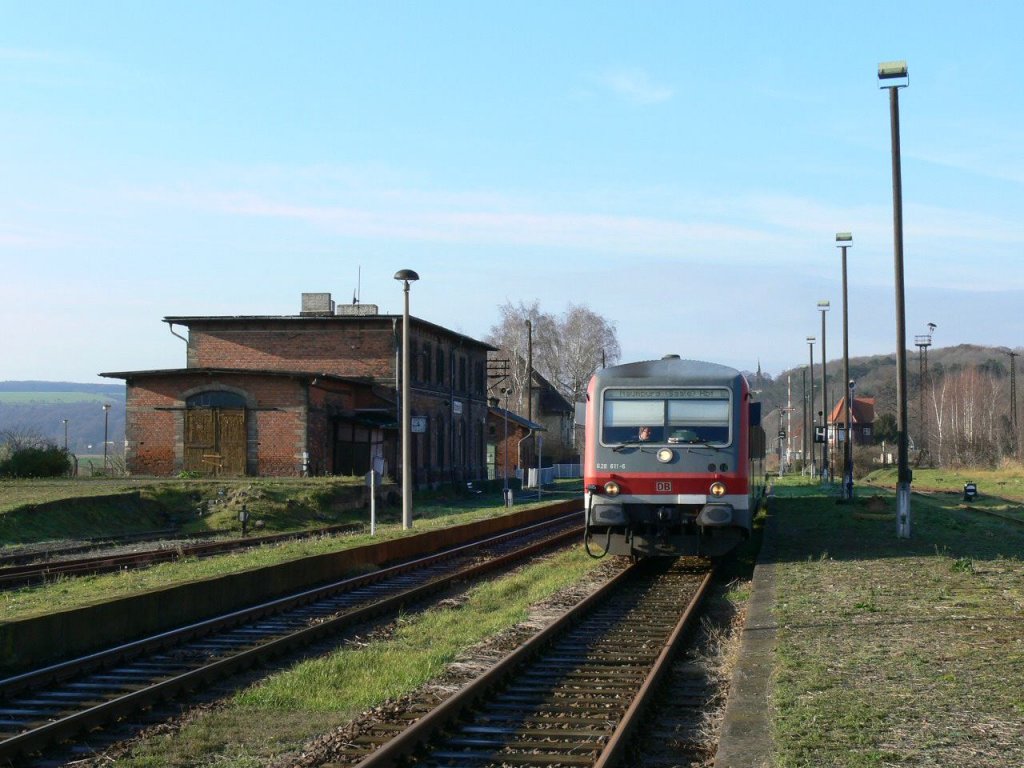 DB 628 611-6 als RB von Artern nach Naumburg Hbf, im Bf Vitzenburg; 02.12.2006 (Foto: Carsten Klinger)