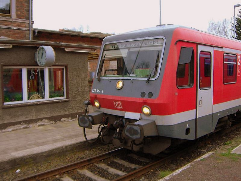 DB 628 664-5 als RB von Artern nach Naumburg Hbf, im Bf Nebra; 09.12.2006 (Foto: Ralf Kuke)