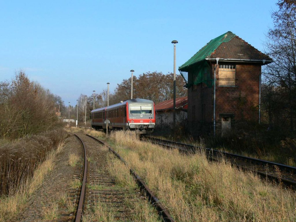 DB 628 xxx als RB von Artern nach Naumburg Hbf, bei der Einfahrt in Nebra; 02.12.2006 (Foto Carsten Klinger)