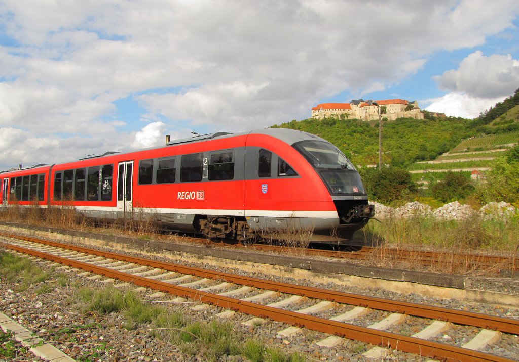 DB 642 060 als RB 34881 von Nebra nach Naumburg (S) Ost, bei der Ausfahrt in Freyburg (U). Die Triebwagen kamen wegen dem Freyburger Winzerfest zum Einsatz, da diese h�here Kapazit�ten haben als die planm��ig fahrenden Tw´s der BR 672. Im Hintergrund ist die Neuenburg zu sehen; 10.09.2011