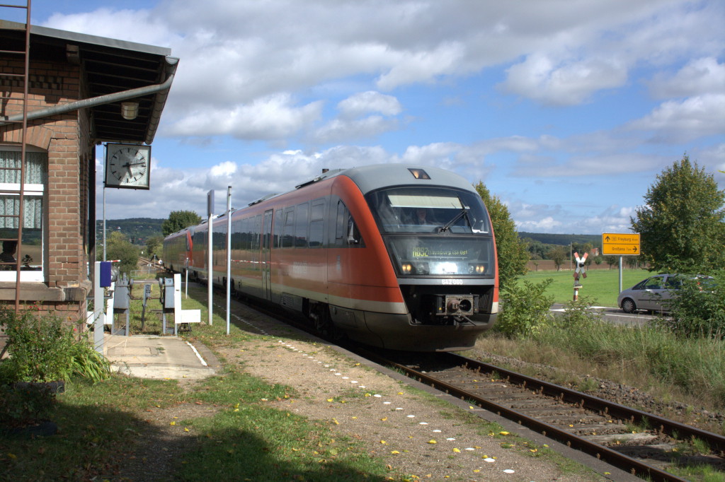 DB 642 060 als RB von Nebra nach Naumburg Ost am Winzerfest Samstag, den 10.09.2011, am Hp Kleinjena. (Foto: Heinz-Stefan Neumeyer)