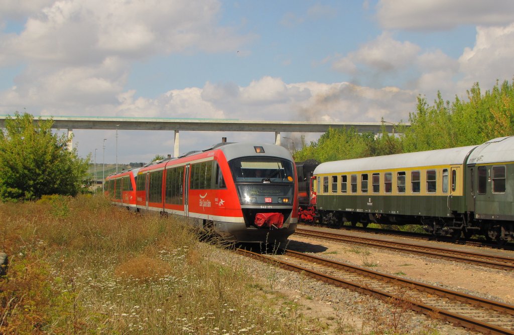 DB 642 171 als RB 34875 von Nebra nach Naumburg Ost, am 08.09.2012 bei der Durchfahrt im alten Bf Karsdorf. Wegen dem Freyburger Winzerfest kamen an dem Wochenende die Triebz�ge der BR 642 der Elbe-Saale-Bahn auf der Unstrutbahn zum Einsatz. Im Hintergrund �berspannt die neue Unstruttalbr�cke der NBS Erfurt - Leipzig/Halle das Gleis der Unstrutbahn.