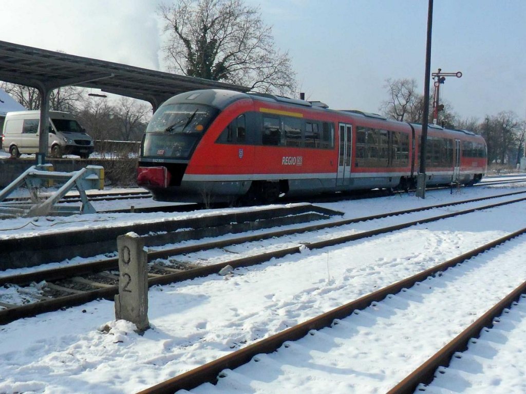 DB 642 505 abgestellt, an dieser ungew�nlichen Stelle in Zeitz. Er wurde sicher ein Opfer der sibierischen K�lte; 03.02.2012