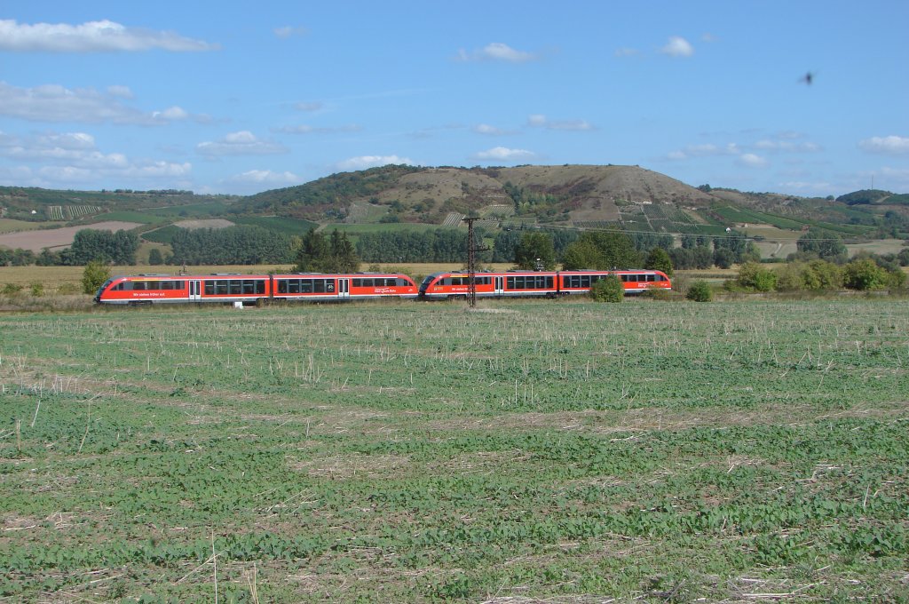 DB 642 669-6 + 642 163-0 als RB 25977 von Nebra nach Naumburg (S) Ost, bei Laucha; 12.09.2009 (Foto: Dieter Thomas)