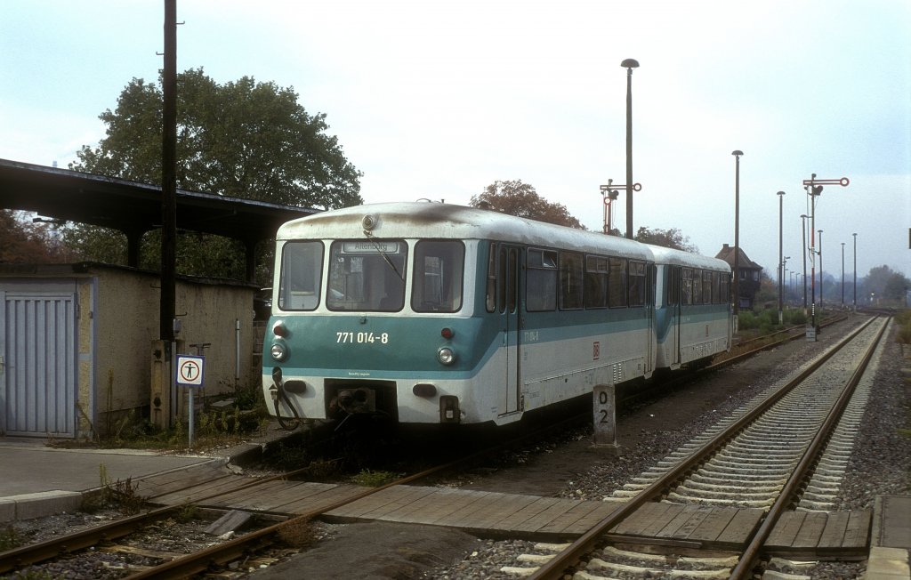 DB 771 014-8 + 971 614 als Personenzug nach Altenburg, am 19.10.1994 im Bf Zeitz. (Foto: Werner Brutzer)