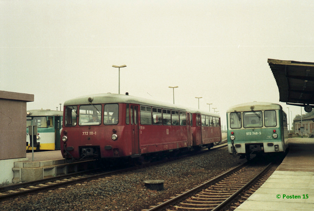 DB 772 111-1 und 972 740-5 am 08.10.1996 im Bf Artern. Von 1996 bis 1997 fanden auf der Strecke Bauarbeiten f�r die kommende Elektrifizierung statt, so dass die Triebwagen nur auf dem Teilabschnitt Sangerhausen -  Artern gefahren sind. Zwischen Artern und S�mmerda bestand damals SEV. Der Abschnitt S�mmerda - Erfurt war schon damals elektrifiziert. (Foto: J�rg Berthold)