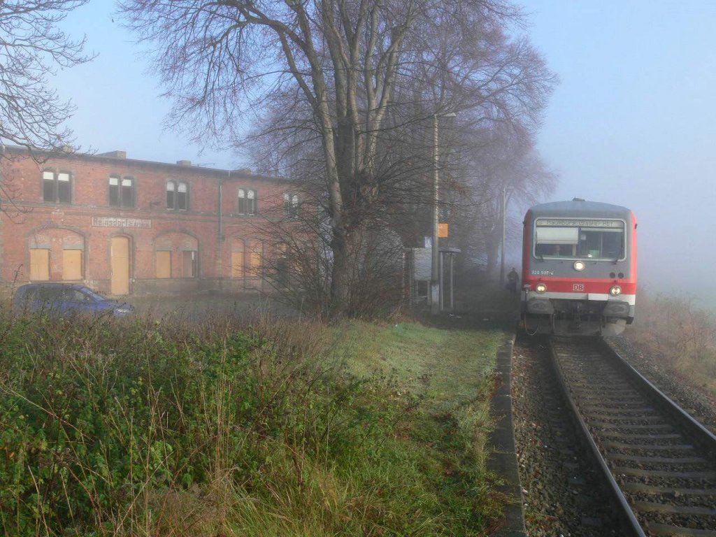 DB 928 587-4 als RB von Artern nach Naumburg Hbf, am Hp Reinsdorf (b Artern); 02.12.2006 (Foto: Carsten Klinger)