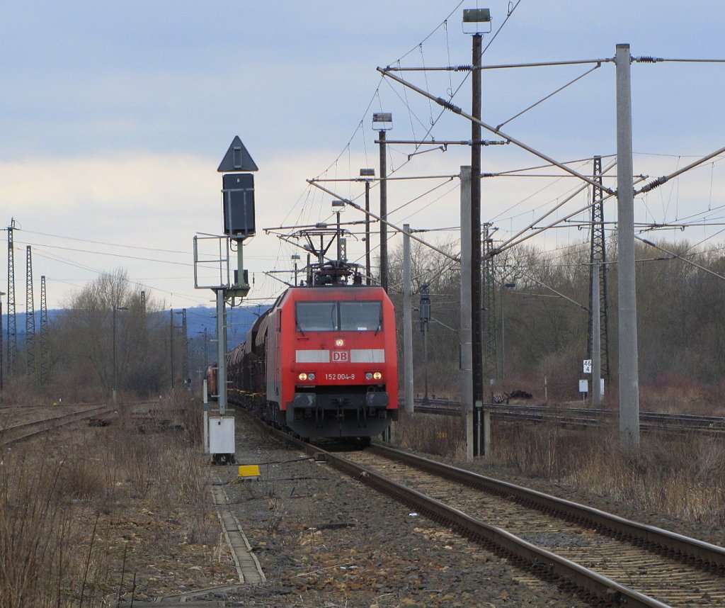 DB Cargo 152 004-8 mit einem G�terzug auf dem �berholgleis im Bereich des ehem. Gbf Naumburg; 20.03.2010
