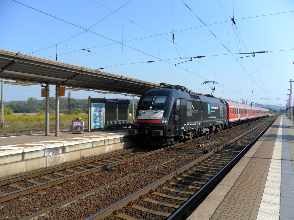 DB ES 64 U2-073 mit einer RB von Halle (S) Hbf nach Eisenach am 01.09.2011 bei der Einfahrt in Naumburg (S) Hbf. Sie tr�gt Werbung von  Freudenberg Schwab , die Systeml�sungen f�r Schienenfahrzeuge herstellen.