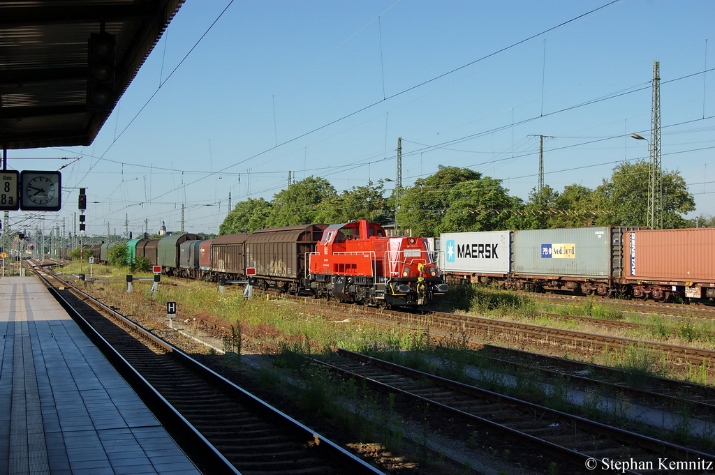 DB-Gravita 261 013-7 mit gemischten Gterzug in Magdeburg und fuhr in Richtung Magdeburg-Neustadt weiter. 28.06.2011