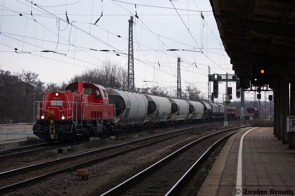 DB-Gravita 261 044-2 mit einem gemischtem Gterzug in Magdeburg-Neustadt Richtung Hauptbahnhof unterwegs. 11.01.2012