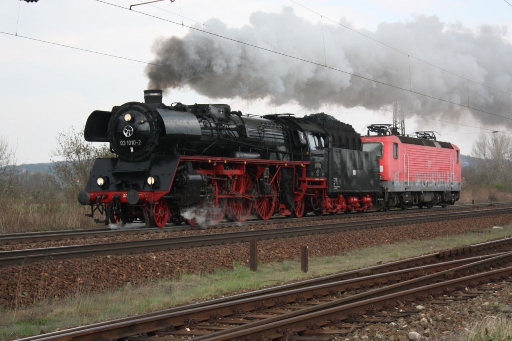 DB Museum 03 1010-2 mit der DB 143 005-7 im Schlepp, auf der Fahrt von Halle (S) Hbf zum TEV ins Bw Weimar. Dort soll die Lok vermutlich ihre alte DR Lackierung wiederbekommen und zur Feier  30 Jahre Wei�e Lady  ausgetsellt werden; 13.04.2012 (Foto: Peter Stumpf)