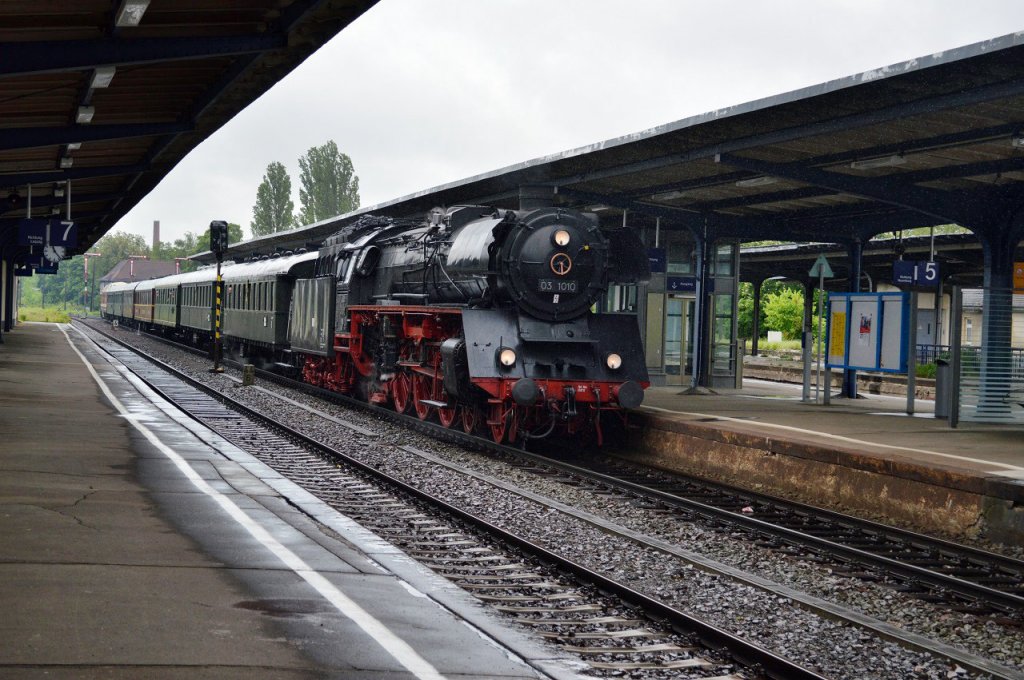 DB Museum 03 1010 am 18.05.2013 mit dem Sonderzug von DPE 25716 von  Berlin macht Dampf  von Berlin-Gesundbrunnen nach Neuenmarkt-Wirsberg, bei der Durchfahrt in Zeitz. 119 158 gab als Schublok Unterst�tzung. Die Fahrt ging in das DDM (Deutsches Dampflok Museum) zum allj�hrlichen Pfingstdampf.