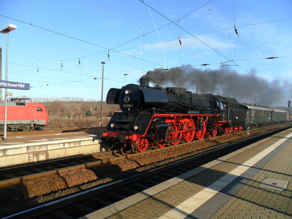 DB Museum 03 1010 war am 10.12.2011 mit einem Sonderzug aus Berlin und Halle (S) nach Erfurt zum Weihnachtsmarkt untewrwegs. Hier bei der Einfahrt in Naumburg Hbf.