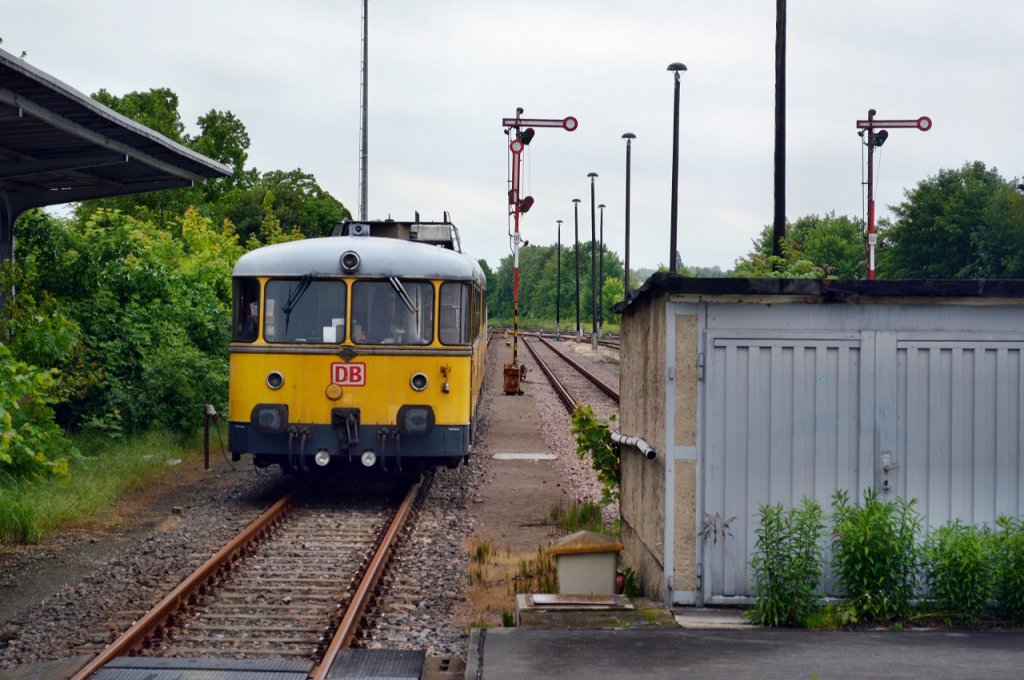 DB Netz Gleismesszug 726 002-9 + 725 002-0 am 02.06.2013 abgestellt in Zeitz Pbf.
Am Gleis 1 wird gleich die Ausfahrt gezogen und der Messzug geht auf Fahrt auf die Strecke Zeitz - Osterfeld. Ach ja, hab vergessen, die Strecke ist ja entwidmet und es fahren die Radfahrer auf dem Bahnk�rper...
