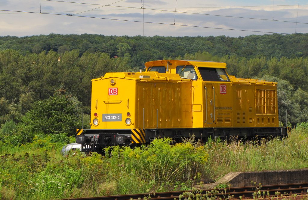DB Netz Instandhaltung 203 312-4 als Tfzf Richtung Gro�heringen, auf dem �berholgleis in Naumburg (S) Hbf; 08.08.2011