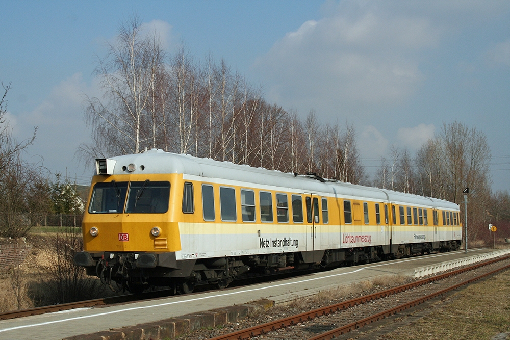 DB Netz Instandhaltung 719 045 als NbZ 94023 von Gera Hbf nach Gro�korbetha, beim Kreuzungshalt im Bf Thei�en; 06.03.2012 (Foto: Marcel Grauke)
