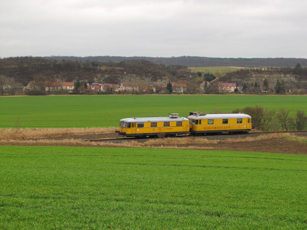 DB Netz Instandhaltung 725 002-0 + 726 002-9 als NbZ 94021 von Naumburg Hbf nach Nebra, im Unstruttal bei Kleinjena; 12.03.2012 