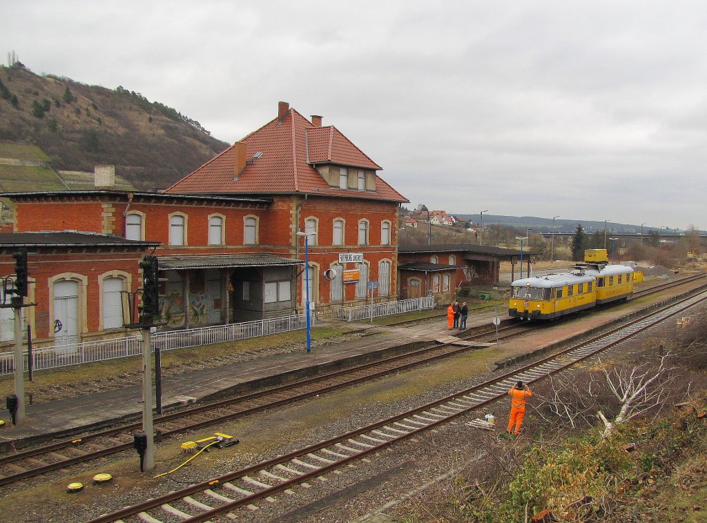 DB Netz Instandhaltung 725 002-0 + 726 002-9 als NbZ 94021 von Naumburg Hbf nach Nebra, beim Kreuzungshalt im alten Freyburger Bahnhof; 12.03.2012 