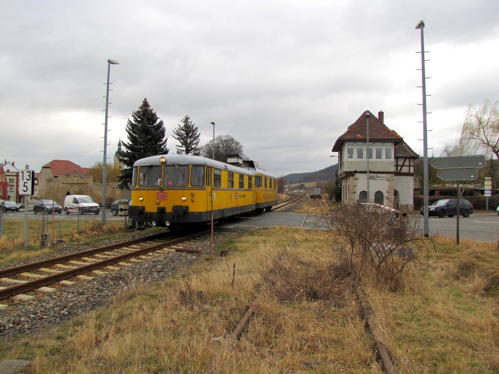 DB Netz Instandhaltung 725 002-0 + 726 002-9 als NbZ 94021 von Naumburg Hbf nach Nebra, neben dem Stellwerk Lw in Laucha; 12.03.2012 