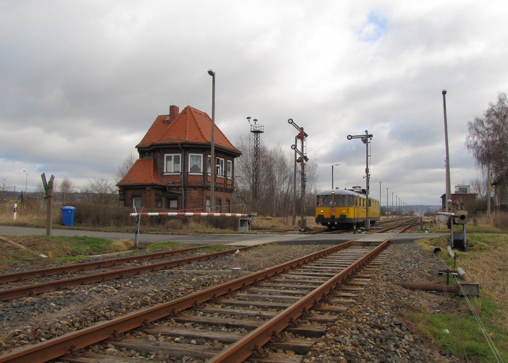 DB Netz Instandhaltung 725 002-0 + 726 002-9 als NbZ 94021 von Naumburg Hbf nach Nebra, bei der Ausfahrt im ehem. Bf Vitzenburg neben dem Stellwerk Vn; 12.03.2012 