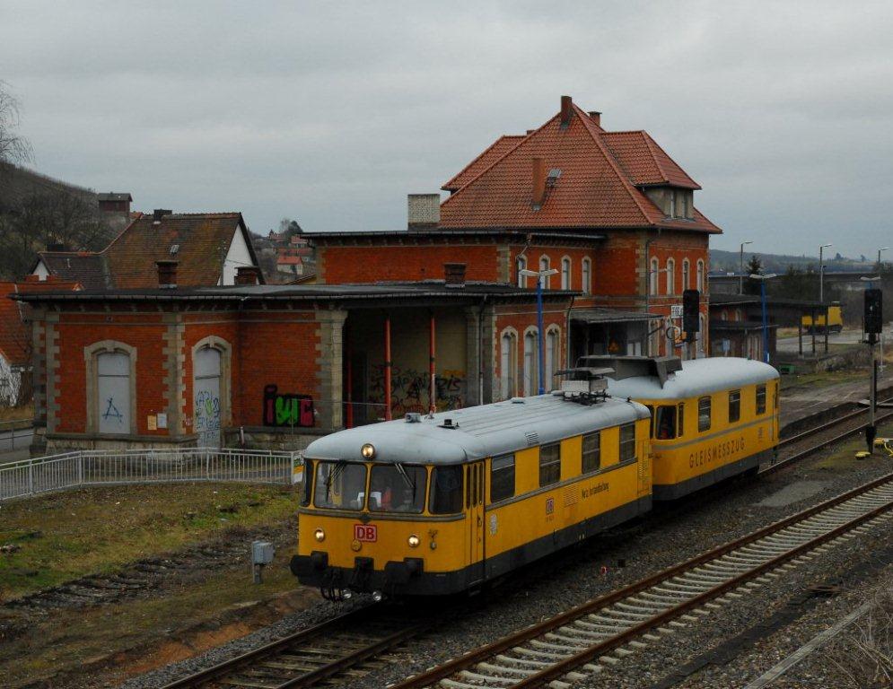 DB Netz Instandhaltung 725 002-0 + 726 002-9 als NbZ 94021 nach Nebra, bei der Ausfahrt im alten Bf Freyburg, nach dem Kreuzungshalt am 12.03.2012 (Foto: Silvio Vernaldi)