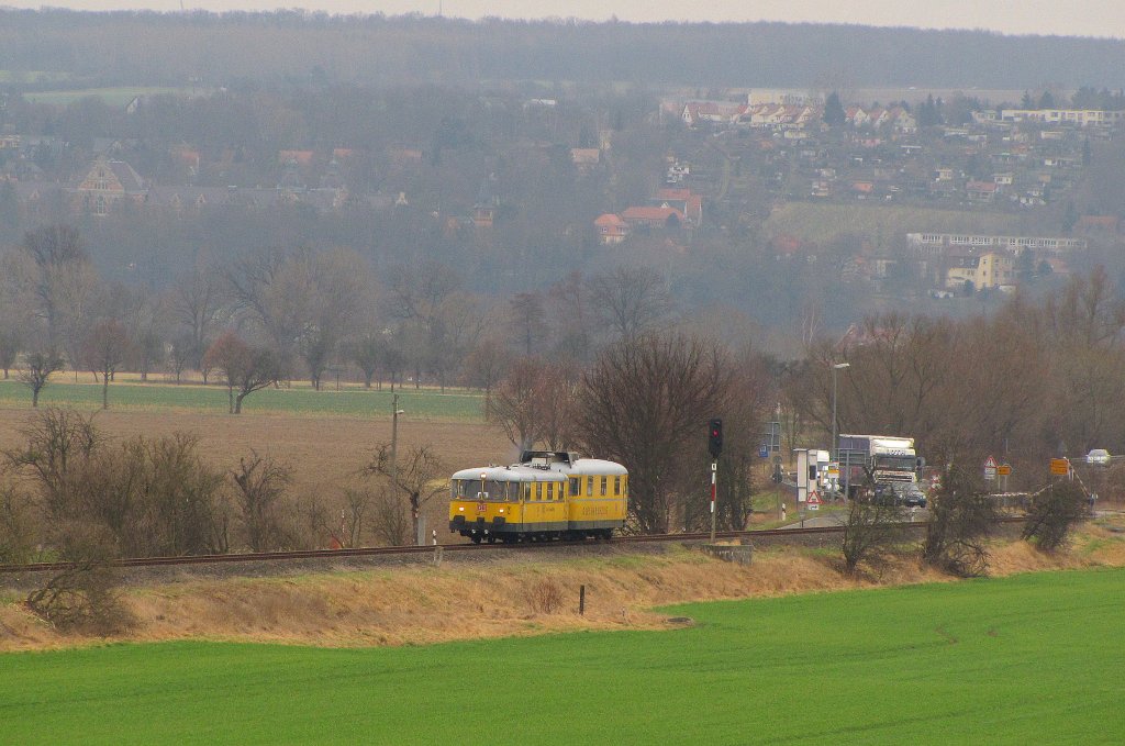 DB Netz Instandhaltung 725 002-0 + 726 002-9 als NbZ 94021 (Naumburg Hbf - Nebra), am 12.03.2012 im Unstruttal bei Kleinjena.
