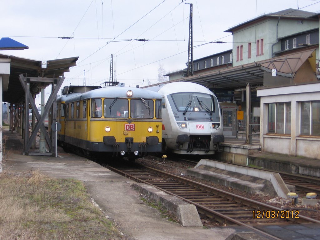 DB Netz Instandhaltung 725 002-0 + 726 002-9 als NbZ 94021 nach Nebra neben dem IC 2355  ARKONA  von Frankfurt (M) Flughafen Fernbf nach Stralsund Hbf, am 12.03.2012 in Naumburg Hbf. (Foto: Hans Grau)