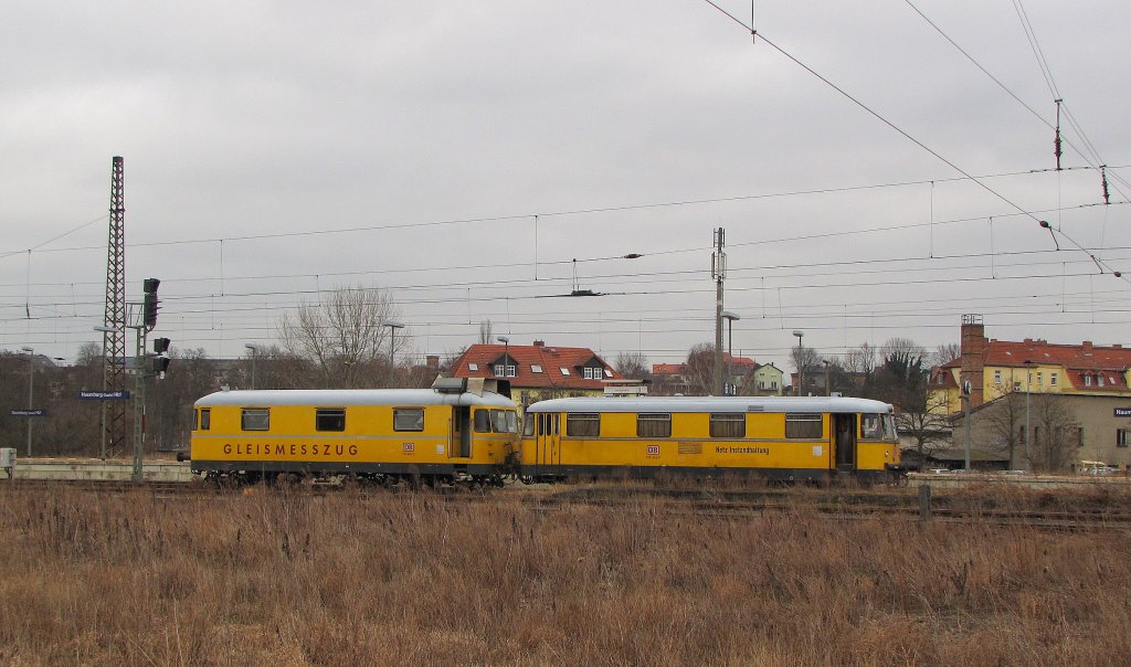DB Netz Instandhaltung 725 002-0 + 726 002-9 als NbZ 94021 nach Nebra, am 12.03.2012 in Naumburg Hbf.