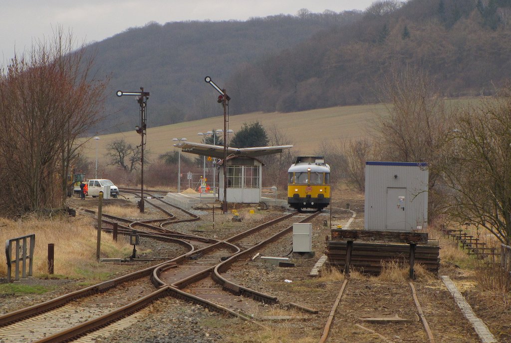 DB Netz Instandhaltung 725 002-0 + 726 002-9 als NbZ 94021 von Naumburg Hbf nach Nebra, am 12.03.2012 bei der Durchfahrt in Laucha.