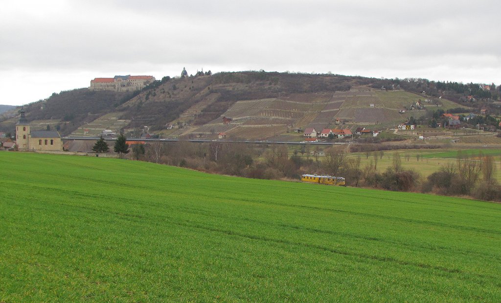 DB Netz Instandhaltung 726 002-9 + 725 002-0 als NbZ 94022 von Nebra nach Naumburg Hbf, im Unstruttal bei Ni�mitz mit Blick auf die Neuenburg in Freyburg; 12.03.2012