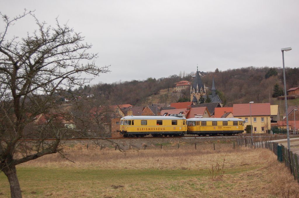 DB Netz Instandhaltung 726 002-9 + 725 002-0 als NbZ 94022 von Nebra nach Naumburg Hbf, bei der Durchfahrt in Ro�bach am 12.03.2012. (Foto: Dampflok015)