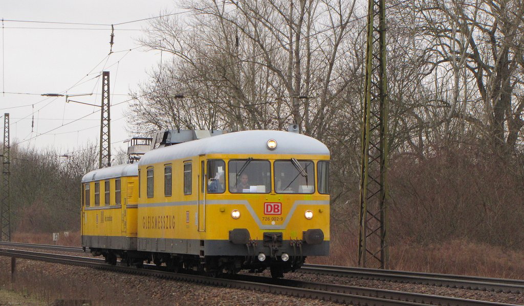 DB Netz Instandhaltung 726 002-9 + 725 002-0 als NbZ 94020 aus Weimar, am 12.03.2012 in Naumburg Hbf.