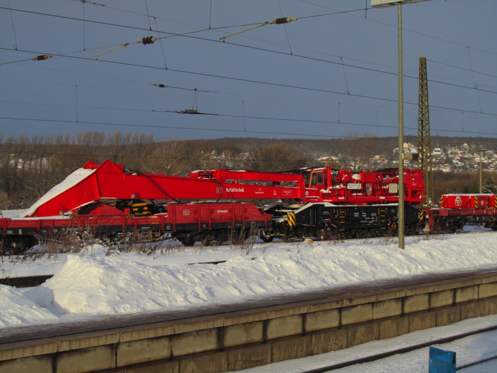 DB Netz Notfalltechnik Schienenkran 80 80 9790 013-4  Fulda  als CFN 93502 von Fulda nach Leipzig-Engelsdorf, in Naumburg (S) Hbf; 09.12.2010