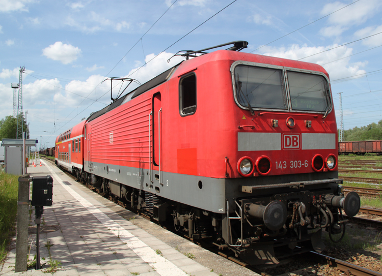 DB Regio 143 303-6+Steuerwagen der Gattung DABgbuzf 760 mit S3 von Rostock-Hinrichsdorfer Str.nach Rostock Hbf kurz vor der Abfahrt an der Ehemaligen Aufsicht WRS.(23.05.2011)