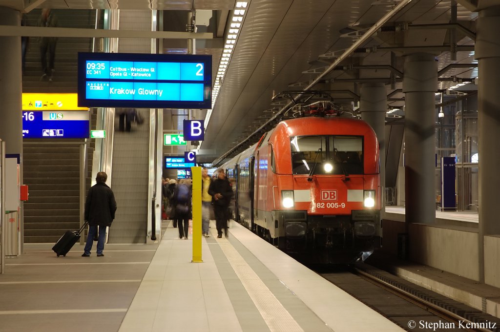 DB Taurus 182 005-9 mit dem EC341 nach Krakow Glowny in Berlin Hbf (tief). 13.11.2010