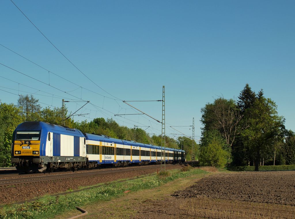 DE 2000-01 rollte mit einer weiteren NOB nach Westerland/Sylt durch Halstenbek am 1.5.11.