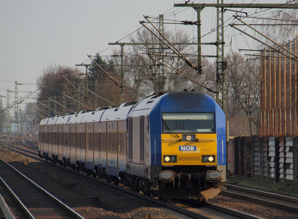 DE 2000-02 donnerte mit der NOB nach Westerland am 20.3 durch Halstenbek.