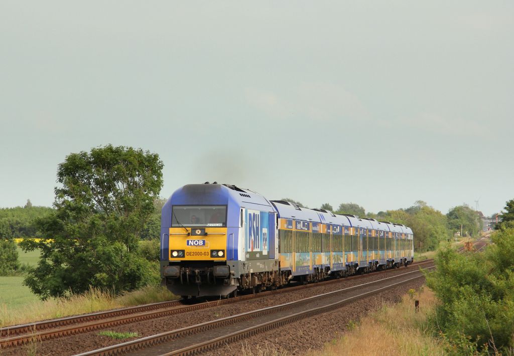 DE 2000-03  Radio Lok  beschleunigte die NOB 81718 nach Westerland auf Sylt aus dem Bahnhof von Klanxbll am 30.6.12.