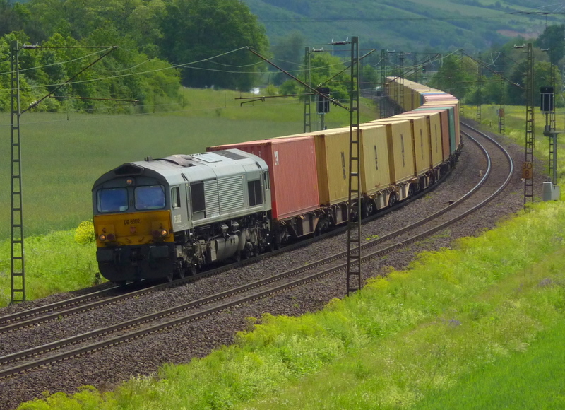 DE 6302 von Crossrail mit Containerzug am 03.06.10 bei Harrbach