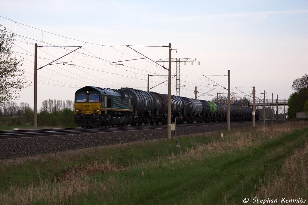 DE 67 (266 067-8) RheinCargo GmbH & Co. KG mit einem Kesselzug  Dieselkraftstoff oder Gasl oder Heizl (leicht)  in Vietznitz und fuhr in Richtung Friesack weiter. 03.05.2013