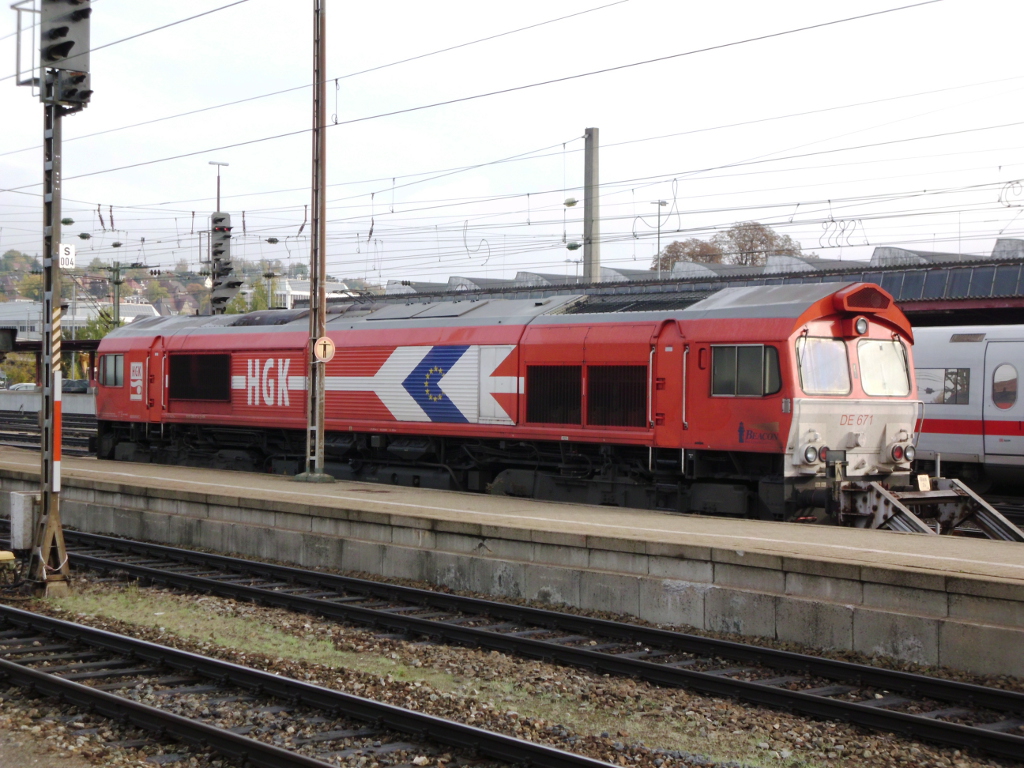 DE 671 der HGK (gebaut von EMD als Baureihe JT42CWR; 92 80 1266 071-0 D-HGK) steht am 13.10.2012 auf einem Lokwartegleis des Ulmer Hauptbahnhofes.