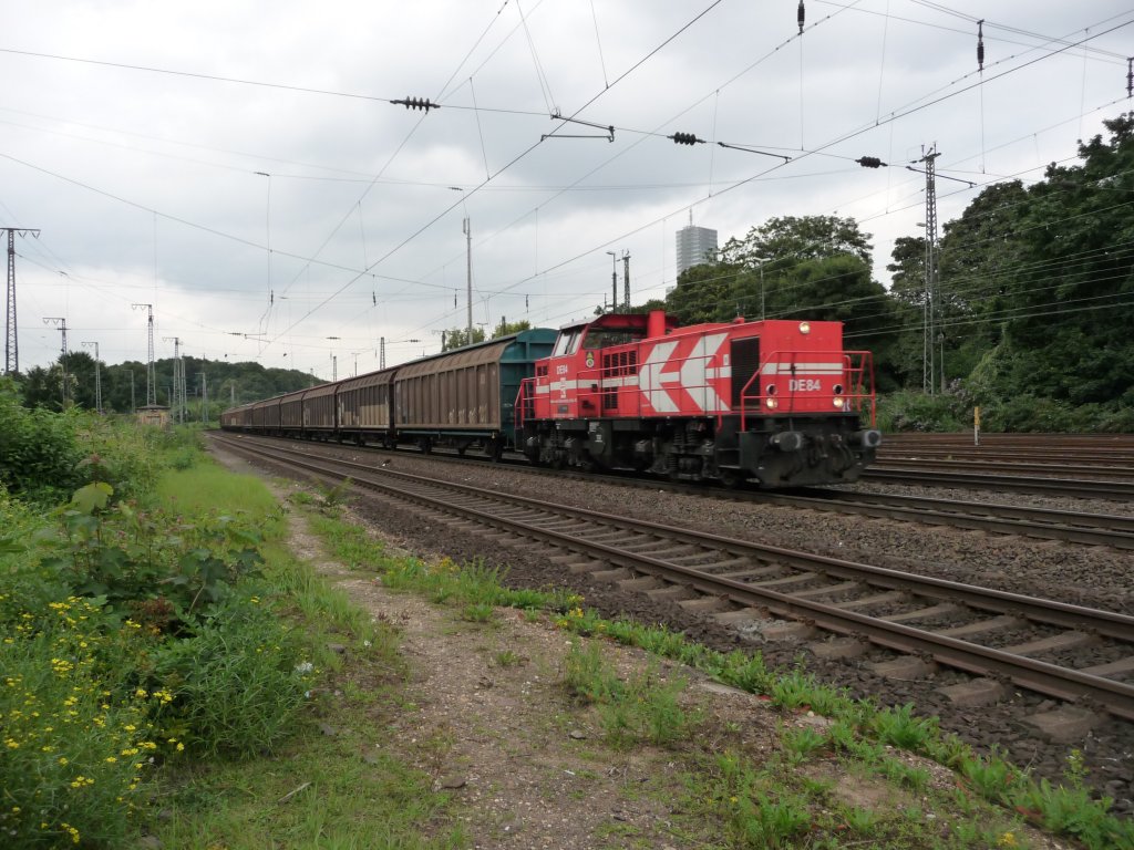 DE84 der HGK (98 80 0272 022-1 D-HGK) durchfhrt am 08.08.2012 mit einem aus Schiebewandwagen gebildeten Gterzug den Bahnhof Kln-West.