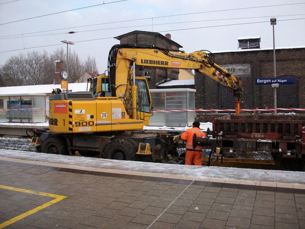 Dem Zweiwegebagger wird ein Niederbordwagen am 26.November 2010 in Bergen/Rgen angehngt.