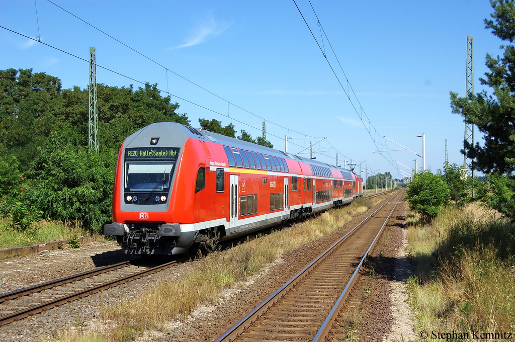 Den Haltepunkt Demker durch fhrt gerade der RE20 (RE 17709) von Uelzen nach Halle(Saale) Hbf. Geschoben hatte die 112 169. 22.08.2011